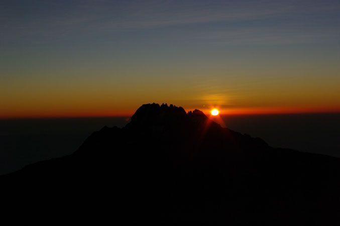 キボハットの夜明け、マエンジ峰(5,149m)に太陽が昇る 撮影場所:キボハット(4,703m) 撮影日時:2009/02/04 Highslide JS