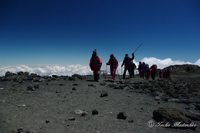 ウフルピークUhuru Peakへ(仲間を迎える) 撮影場所:キリマンジャロ・ウフルピークUhuru Peak 撮影日時:2009/02/04 Highslide JS