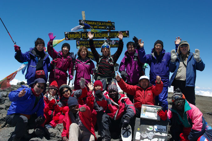 ウフルピーク山頂で満面の集合写真 撮影場所:ウフルピーク頂上 撮影日時:2009/02/04 Highslide JS