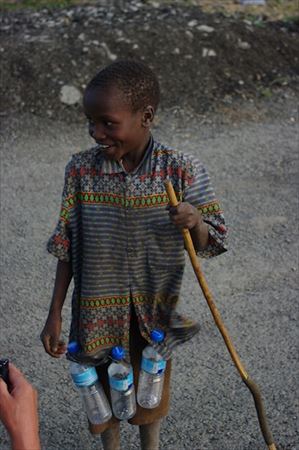 ペットボトルを集める少年 撮影場所:バオバブの大木のある場所 撮影日時:2009/02/05 Highslide JS