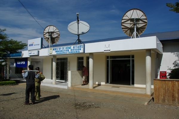 ナマンガ入出国管理署<  撮影場所:ケニア・ナイロビ国境 撮影日時:2009/02/06 Highslide JS