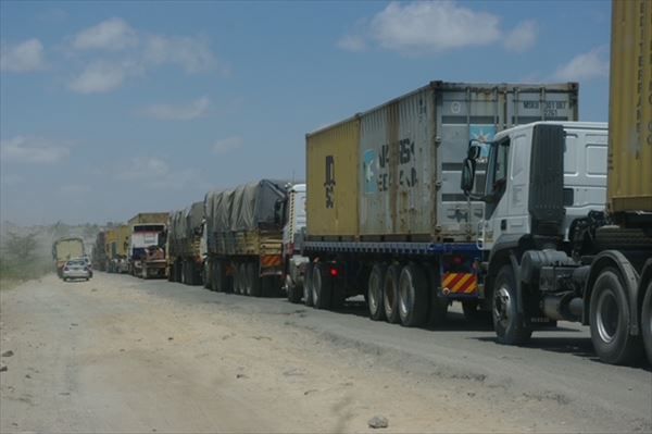 ナイロビに近くなって車が大渋滞 撮影場所:帰路マイクロバスの中   撮影日時:2009/02/06 Highslide JS