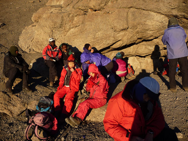 朝陽の温もりが嬉しい休憩、 撮影場所:サミュエル・テレキ記念プレート(4,240m)地点  撮影日時:2009/02/04 Highslide JS