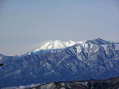 噴煙流れる御嶽山(3067m) 撮影場所:入笠山頂上 撮影日時:2015/01/29 Highslide JS