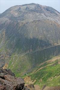 那須岳・剣ヶ峰を取り巻く登山道 撮影場所:朝日岳山上付近 撮影日時:2013/06/09 Highslide JS