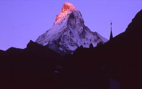朝焼けのマッターホルン 撮影場所:チェルマット、マッターフィスパ川畔 撮影日時:2004/08/28 Highslide JS