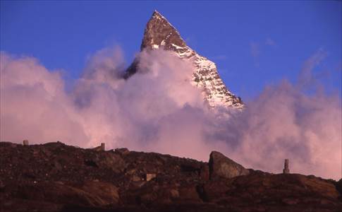 朝日に目覚めるマッターホルン 撮影場所:ガンデックヒュッテのテラスにて。 撮影日時:2004/08/29 Highslide JS