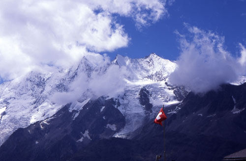 ドーム(4,545m)方面を望む 撮影場所:クロイツボーデン 撮影日時:2004/08/26 Highslide JS