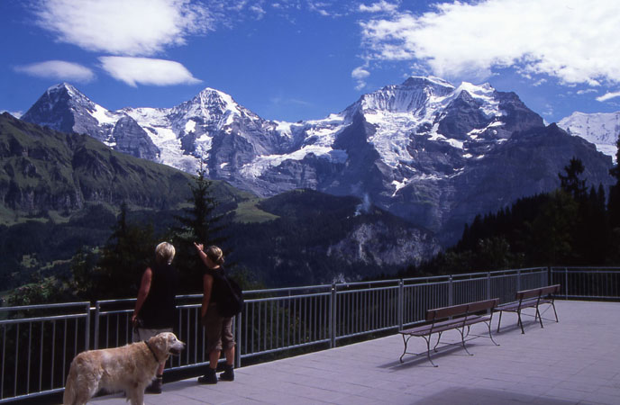 アイガー(3,970M)、メンヒ(4,099M) 撮影場所:ラウターブルンネン発登山電車駅より 撮影日時:2004/08/23 Highslide JS