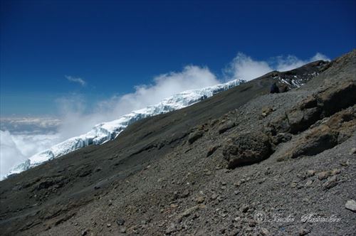 頂上(5895 m)直下の階段状氷河 撮影場所: 撮影場所:Stella Point(5,750mt)付近 撮影日時:2009/02/04 Highslide JS
