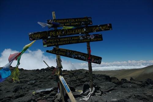 ウフルピークUhuru Peakへ(仲間を迎える) 撮影場所:キリマンジャロ・ウフルピークUhuru Peak 撮影日時:2009/02/04 Highslide JS