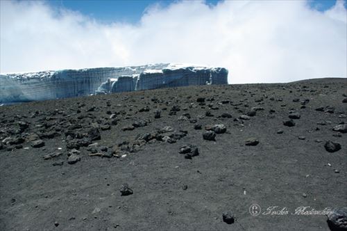 キリマンジャロ頂上氷河 撮影場所: 撮影場所:ウフルピークUhuru Peak(5895m) 撮影日時:2009/02/04 Highslide JS
